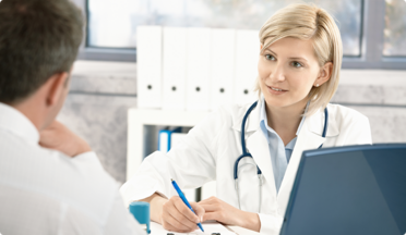 (c) StockLite/Shutterstock.com Junge Ärztin betreut männlichen Patienten