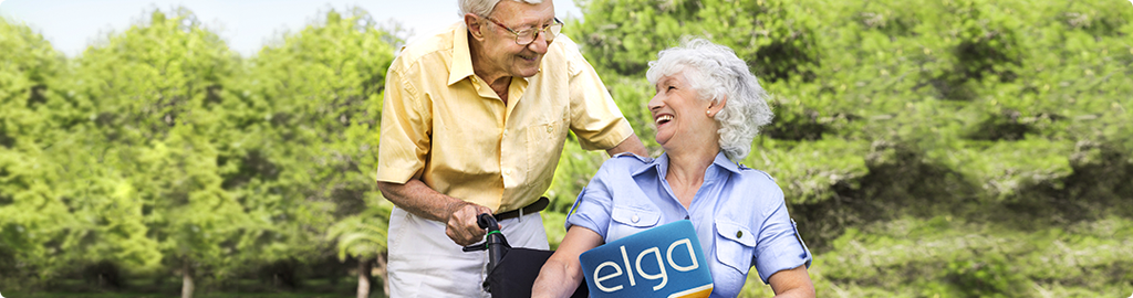 Fröhliches älteres Paar mit ELGA-Logo in der Hand