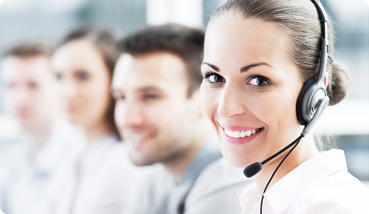 (c) Edyta Pawlowska/Shutterstock.com Junge Dame eines Callcenters mit Headset