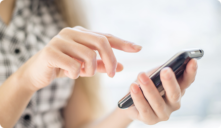 (c) Champion studio/Shutterstock.com Frau bedient ihr Smartphone