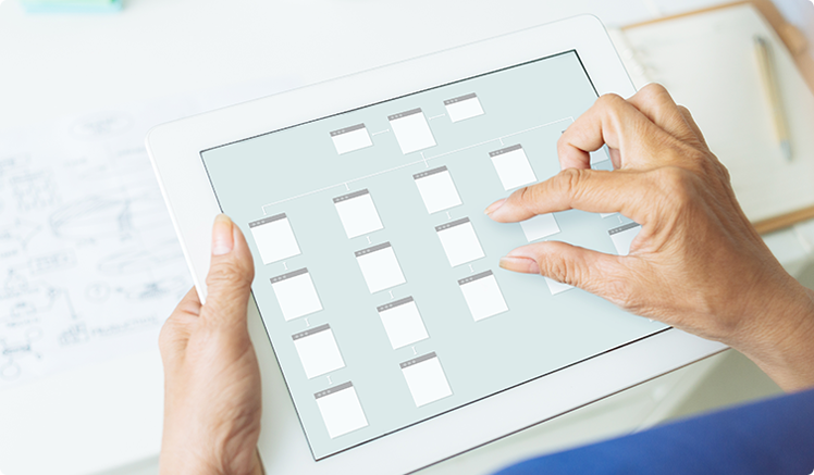 Arzt bedient iPad