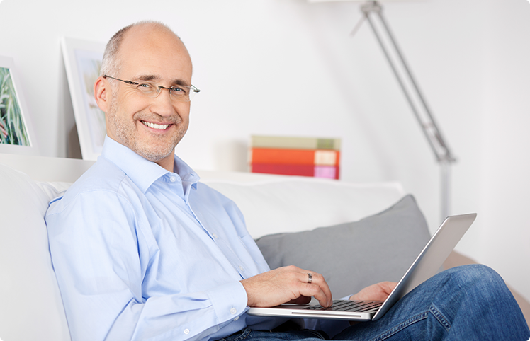 (c) racorn/Shutterstock.com Älterer Herr bedient Laptop