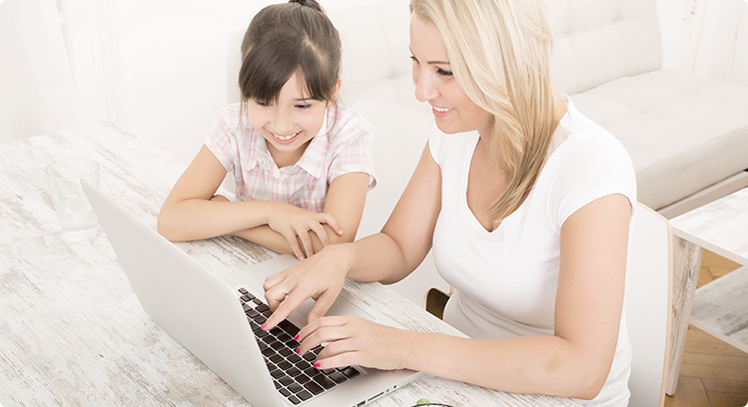 (c) Spectral-Design/Shutterstock.com Junge Mutter mit ihrer Tochter bedient Laptop