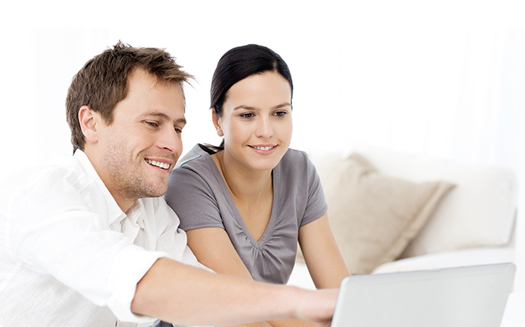 (c) wavebreakmedia/Shutterstock.com Pärchen bedient Laptop